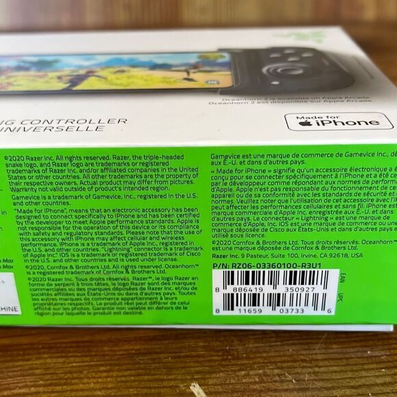 Razer Kishi Mobile Game controller for iPhone iOS Lightning port pass through - Picture 4 of 7